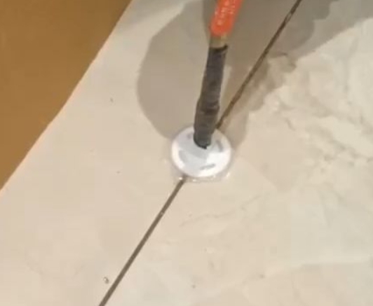 余姚瓷砖空鼓维修公司专业解答瓷砖在铺贴过程中，如果没有涂抹均匀到位的粘结材料（如水泥砂浆或瓷砖胶），可能会导致以下问题