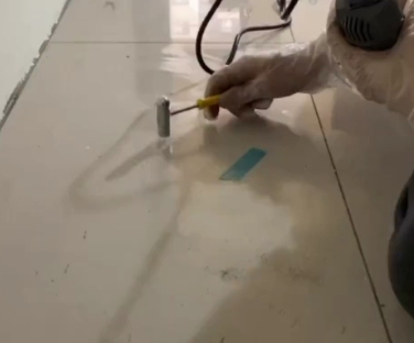 余姚瓷砖开裂维修公司专业分享瓷砖在铺贴前如果没有沥干水分，将会导致以下问题